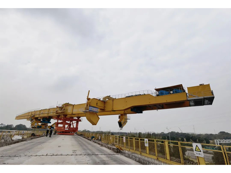 新建高鐵上:千噸架橋機空中轉(zhuǎn)體?